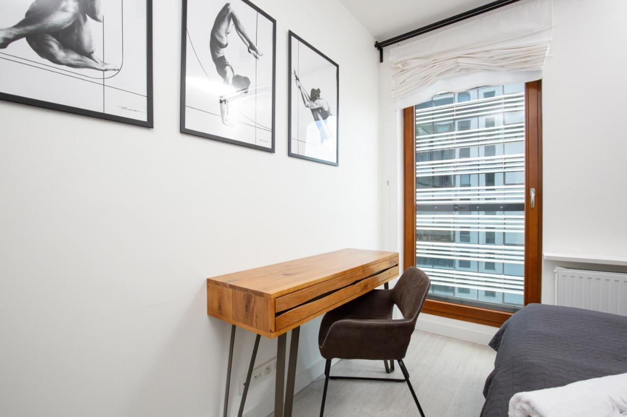 City Center Apartments Grzybowska With Parking By Noclegi Renters Varşova Dış mekan fotoğraf